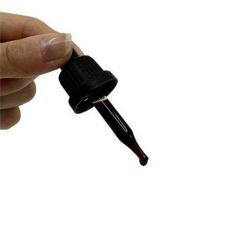Zoom sur la texture fluide et dorée de l'huile